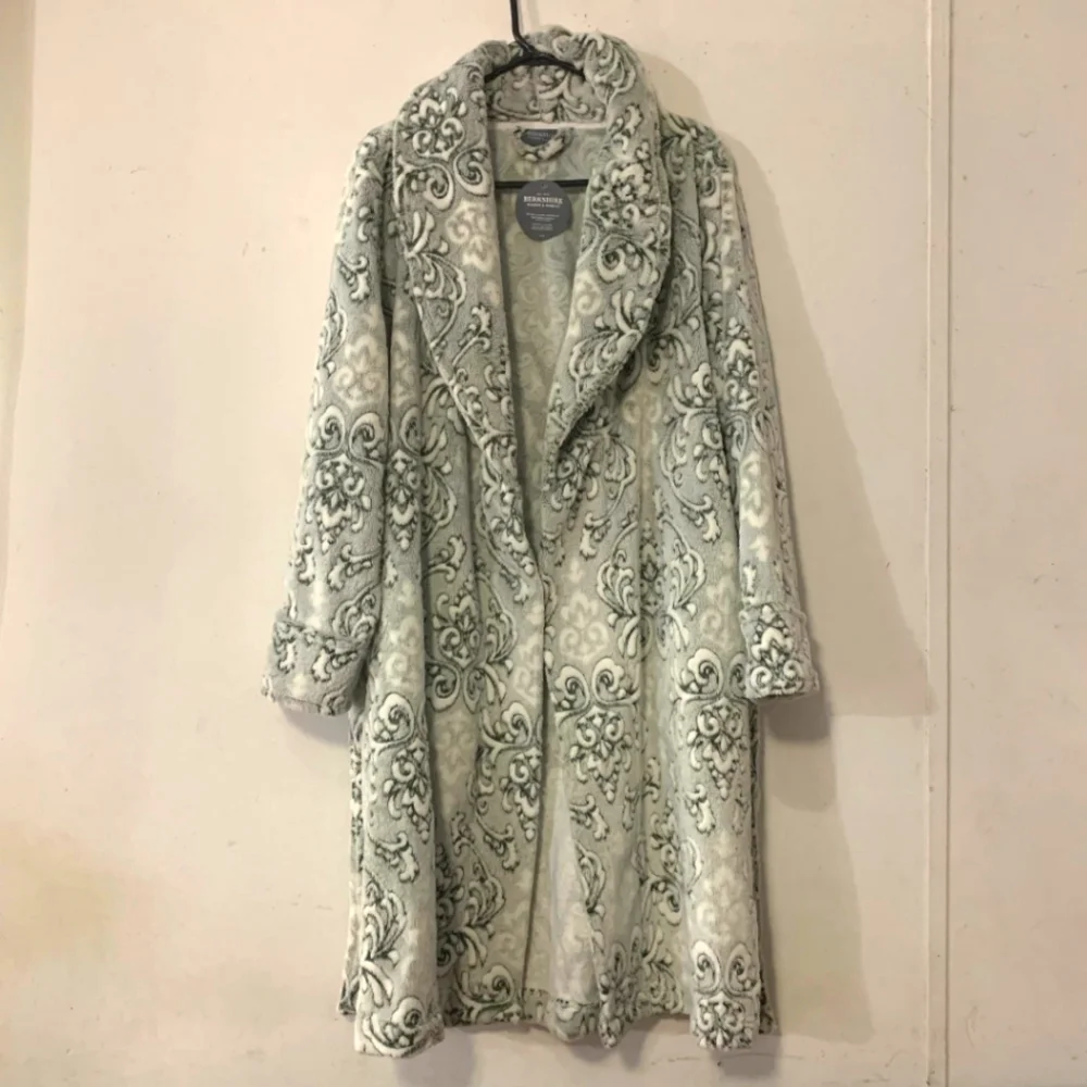 NWT Berkshire Blanket Co. Sz S Grey & Ivory Paisley Filigree Robe - Picture 3 of 7